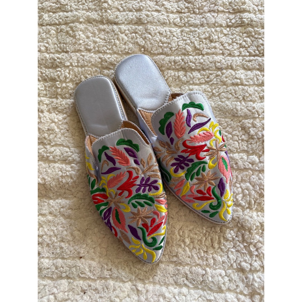 Johara Mansouri Morrocan Silver Embroidered Floral Mule Slippers Pointed Toe 7.5